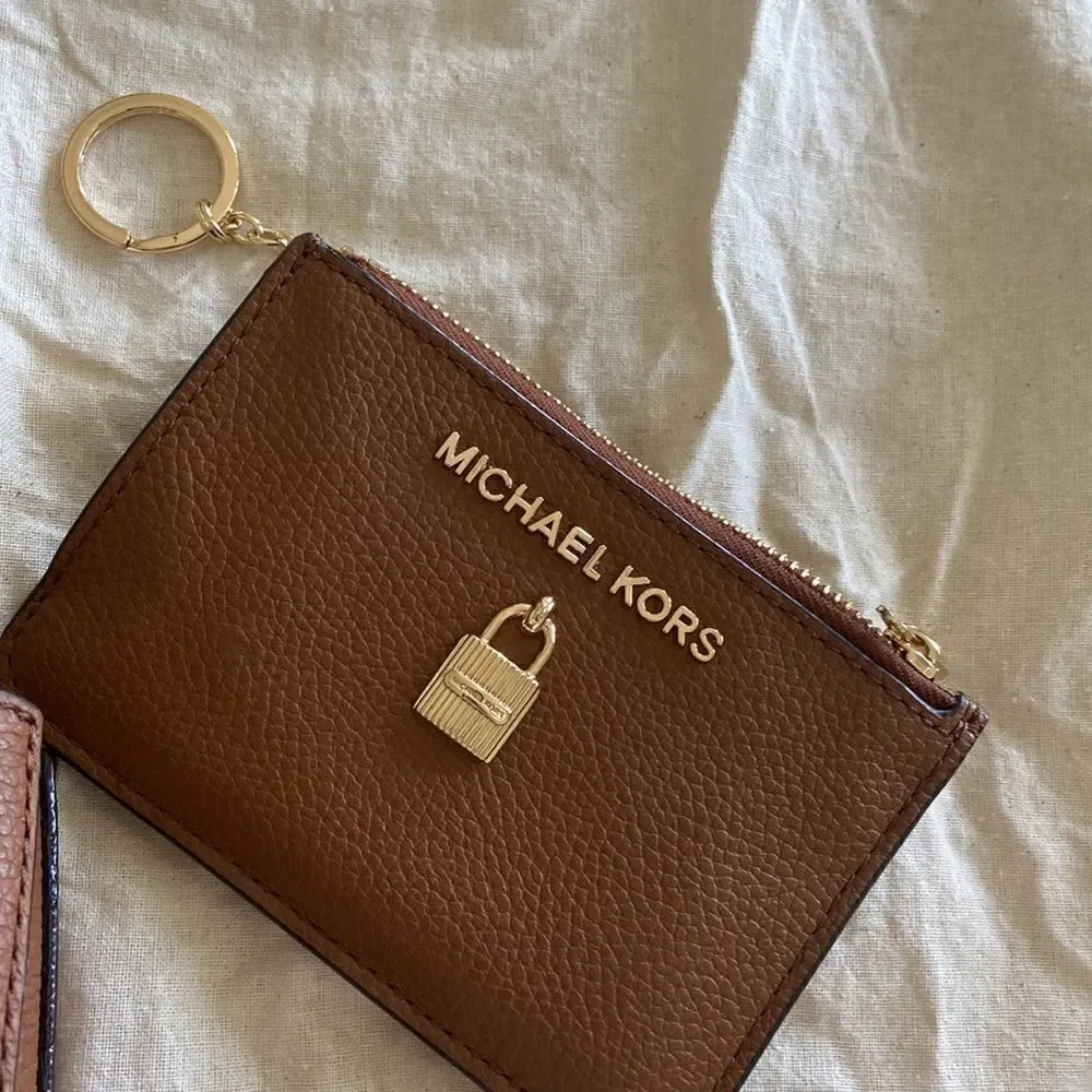 MK Médium Satchel with xbody strap and key card holder marching NWT brown gold